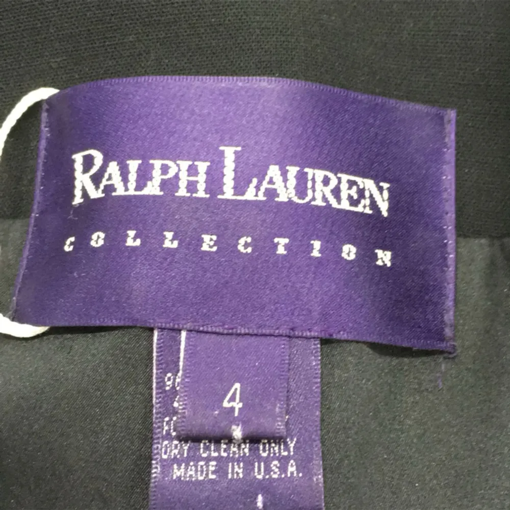 Ralph lauren kostym från deras exklusiva purple label kollektion, mycket fint figursydd i tungt material som ger ett snyggt fall. Nypris runt 15 tusen, ett riktigt fynd!. Kostymer.