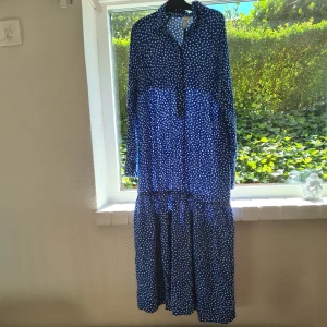 Blå klänning - Klänningen är en oversize klänning från Hm i storlek S. Den är använd en gång. 
