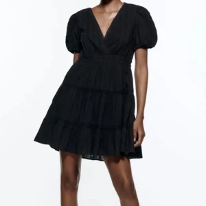 Zara klänning - Zara klänning med broderi spets i gott skick! 