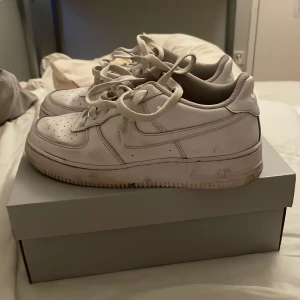 Air force 1 - Hej, säljer dessa feta af1 i storlek 39. Skick 8/10 dom är ba smutsiga. Använda några gånger. Priset kan diskuteras. Kp om ni har några frågor.