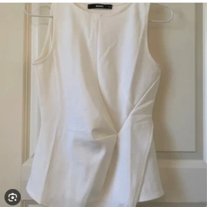 Bikbok topp - Vit festtopp från bikbok i princip nyskick då den använts en gång. Lånade bilder. 