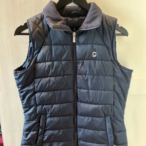 Equipage väst marinblå - Väldigt bra skick. Fodrad krage, väldigt bekväm.  Förhandlingsbart pris. 