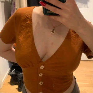 Söt Orange top - Helt ny! Kommer tyvärr inte till användning & jag måste rensa garderoben! Ord pris 250kr 