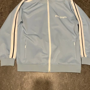 Palm Angels  - Är jätte snygg men har råkat ta en stolen för stor. Kan tänka mig att gå ner i pris 