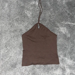 Brun topp - Supergullig topp från bikbok som tyvärr inte används! Inga defekter och sparsamt använd! Skriv för frågor eller fler bilder💕