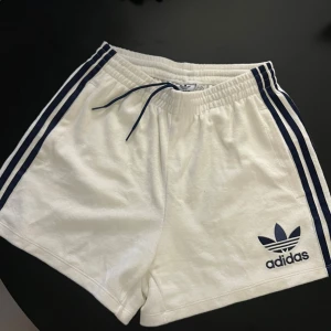 Adidas shorts - Vita och marinblå shorts i frotté. Aldrig använt. 