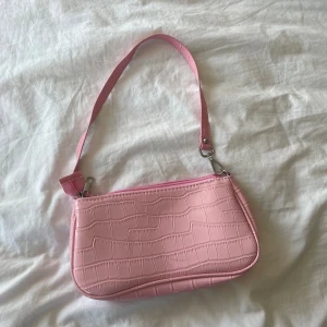 Rosa handväska - Rosa handväska från shein, använd fåtal gånger. Mycket fint skick