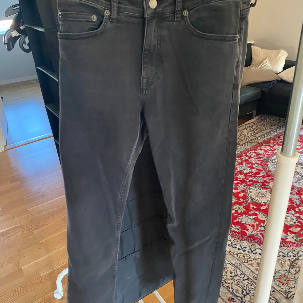 Ett par svarta jeans från Dr. Denim i modellen Chase. Jeansen har en klassisk femficksdesign och är   tillverkade i ett stretchigt material för extra komfort.     nypris :699 kr , mitt pris 300 , några funderingar så är det bara och fråga på . Jeans & Byxor.