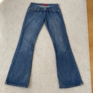 Lågmidjade jeans - Säljer dessa skitsnygga jeansen från Cross. Jag köpte dem av en tjej på vinted men tyvärr passade dem inte mig. Höftmåttet är 39cm & hela benet är 102cm, de är 19cm låga. Dem är i 100% bomull. Skriv om ni har funderingar eller vill ha fler bilder😊