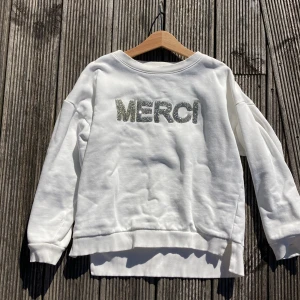 Långärmad offwhite tröja - Långärmad offwhite tröja från Lindex. Står Merci med glitter på framsidan.