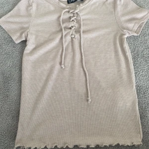 Säljer en superfin beige tröja för 120 kr!🥰😝 - Jag säljer en jätte fin beige tröja som är jätte fin på!🤎🤍