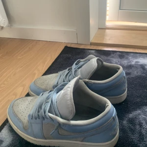 Jordan 1 - Ett par feta ljusblåa jordans som jag inte längre använder. Hyfsat bra skick och inte sönder någon stans. Nypris ligger runt 3500