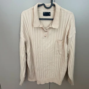 Stickad tröja  - Beige stickad tröja med knappar från Asos. Endast använd ett fåtal gånger. 