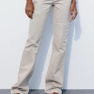 Zara jeans - Beiga jeans med cargo detaljer från zara, skitcoola, slutsålda från deras rea. Säljer för de passa inte och jag hann inte lämna tillbaka 