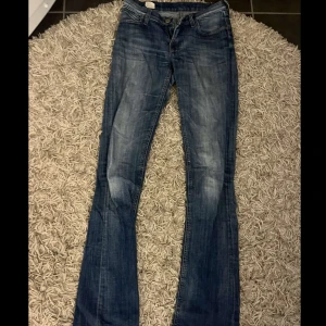 Jeans - Jättesnygga lågmidjade jeans dom är väldigt använda men bra skick de är bootcut 