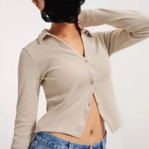 Nelly topp - jätte söt topp från nelly som endast är testad med prislapp kvar, Mocca/beige färg med detaljer vid armarna. Tveka inte på o höra av er vid flera bilder/frågor💗
