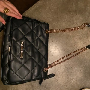 Valentino väska - Banden har tappat lite färg, utöver det är den i ett superfint skick!🙌🏼