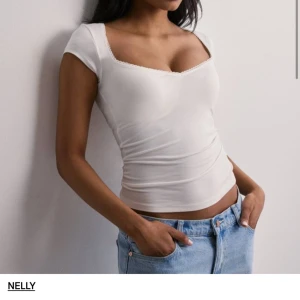 Topp - Helt ny med pris lapp kvar. Säljer då den va lite stor på mig💓 från Nelly 