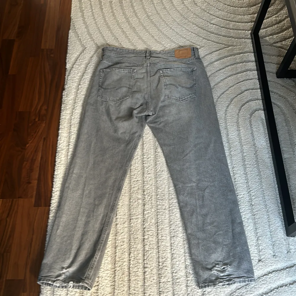 Jeans från jack & jones. Köpta i januari. Hyfsat skick, lite slitna i benen för de har varit lite långa för mig. Säljer då de ej passar längre Nypris: 599kr. Jeans & Byxor.