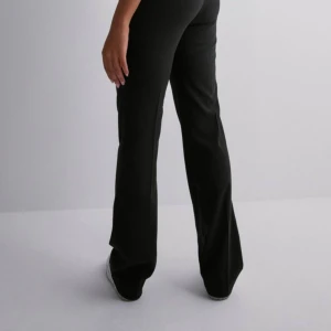 Lågmidjade kostymbyxor - Säljer dessa supersnygga, lågmidjade kostymbyxor ifrån Nelly för 299kr. Byxorna är helt oanvända, också därför jag säljer dem 🥰 De kostar 399kr nya❣️