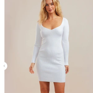 Klänning - Klänning i ljusbeige (OBS, likadan klänning som på första bilden fast i beige, som visas på resterande bilder). ÄR I NYSKICK!!😍Ursprungspris: 479 kr