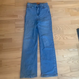 Bootcut jeans - Säljer ett par jeans från the odenim. Köpta på Nelly för 1200kr. Jeansen är i storlek 34 alltså xs-s❤️