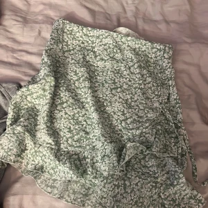 Blommig kjol - Oanvänd , jätte bra skick.