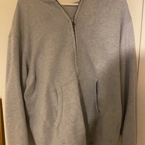 Zip hoodie från uniqlo - Zip hoodie i väldigt bra skick.
