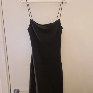 Zara klänning - Vanlig svart kort tajt klänning från Zara. Mjuk material med dubbelt tyg över brösten. Storlek S men passar mig som har XXS, dock väldigt strechig också. Använd ca 5 ggr🤍