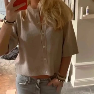 & other stories SÖKER - Jag söker den här fina koftan från & other stories hör av er om ni säljer eller vet nån som säljer i storlek xs elelr s