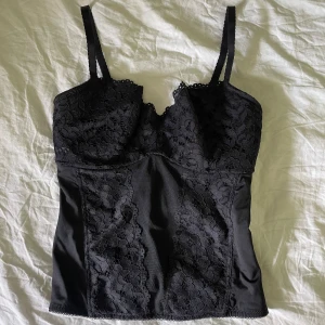 Svart korsett - Super fin korsett säljer då den aldrig kommer till användning. 🩷