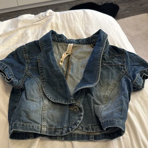 Jeans jacka/kofta - Gammal jeans kofta från Vero Moda. Den är gammal men i perfekt skick, inga defekter Bara att höra av sig om frågor💓