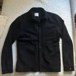 Säljer overshirt i mocka från selected homme, använd någon enstaka gång men passar inte mig.