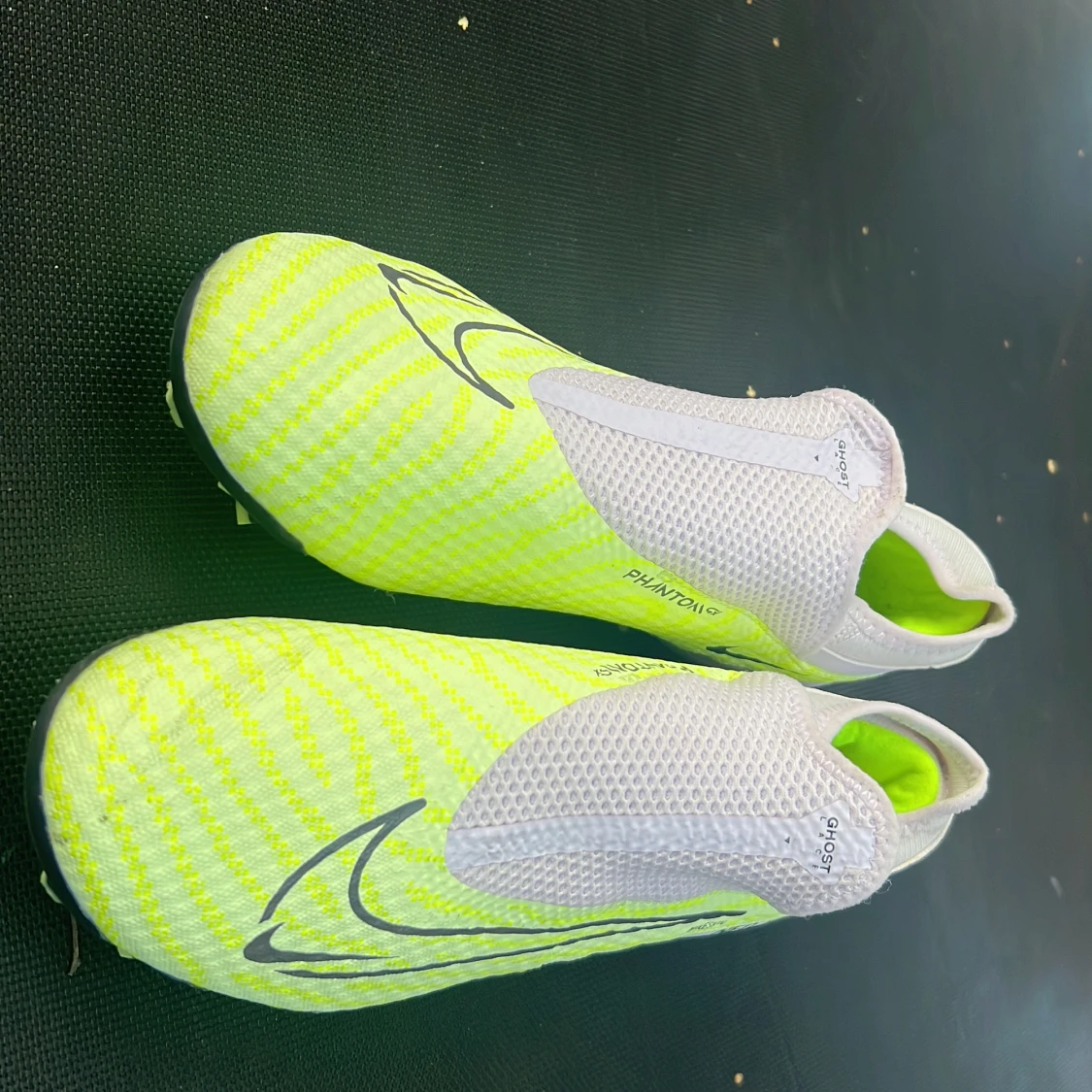 Fotbollsskor i storlek 41 använda 2 gånger bra kvalitet. - 90