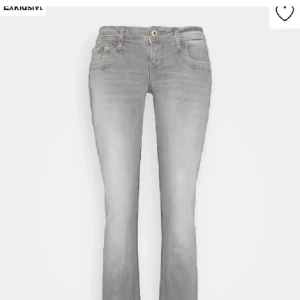 Grå Ltb jeans  - Fina gråa Ltb jeans i storlek W28/L30  Passar på mog som är 163, men säljer då dom tyvärr är för stora i midjan. Skulle säga att dom passar S. Snabb affär 600kr