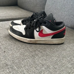 Nike dunk low - Säljer dessa Nike dunk low skorna då de inte är min stil. Nypris 1600kr. Köparen står för frakt! Strl 38 