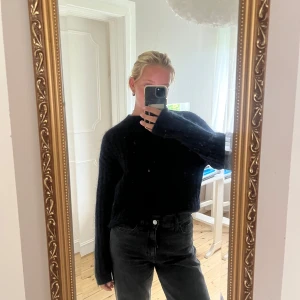 marinblå stickad tröja från H&M💙 - marinblå stickad tröja från h&m, tröjan är randig i mönstret den är stickad i (se sista bilden😊) i materialen mohair/wool blend❣️ tröjan är i storlek xs men vill säga att den sitter som en s⭐️