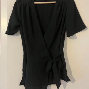 Knyttopp - Svart knyttopp. Väldigt fin! Tyvärr för liten för mig, därför jag säljer. Storlek S. Aldrig använd. Försöker visa på bild 3 hur den sitter.