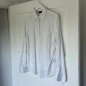 Vit skjorta vintage  - Vit skjorta med fin struktur. Storlek 42 men passar S-M för fin lös passform! Vintage