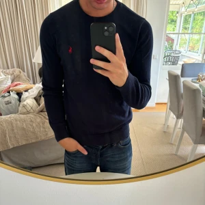 Ralph Lauren tröja - Hej, säljer nu min fina Ralph Lauren tröja storlek M. Den är i nyskick och kommer vara otroligt snygg i sommar. Nypris cirka 1500kr! Vi kommer att sälja liknande produkter nu i sommar så glöm inte följa profilen!🌊🍾