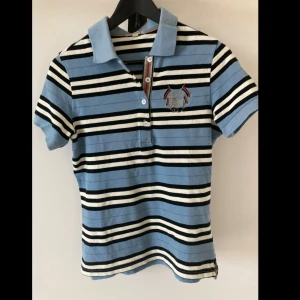 Blue t-shirt  - Säljer nu denna jättefina t-shirt eftersom den var lite för tajt för mig😅 Den är 9/10 använde bara ett par gånger 