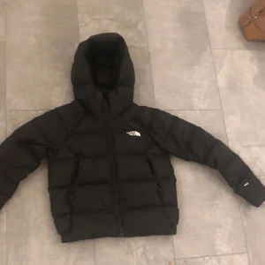 North face jacka  - Jätte fin the North face jacka i nästintill nyskick, använd men finns inga tecken på det 💗 nypris 2500, säljer för 980💖