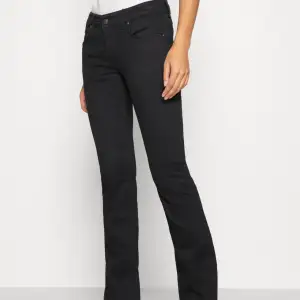 Ltb jeans i modellen ROXY, de är lite urtvättade men fortfarande svarta. 💞 Originalpris 700