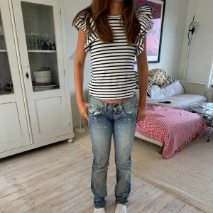 Volang armad randig topp från zara - Jätte fin volangarmad T-shirt från zara! Använd en del men säljer pågrund av att den inte kommer till användning längre tyvärr🦓❤️