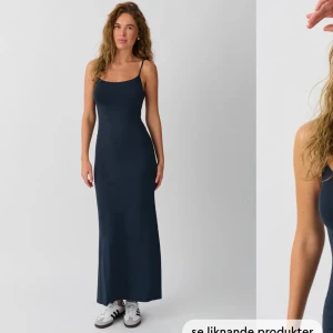 Klänning - En blå lång klänning från Gina i storlek S