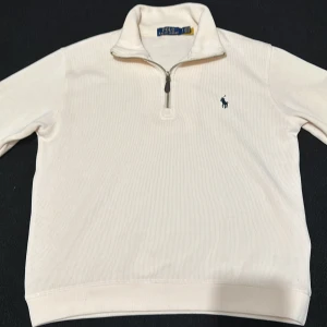 Polo Ralph lauren half zip - Den här polo tröjan är helt sprillans ny. Använd en gång.  10/10 i skick. Tröjan passar på människor som är ungefär 160cm-165cm långa och den är 50cm bred. Till ett vårdat pris. Kom gärna med prisförslag om ni inte e nöjda med priset 😁