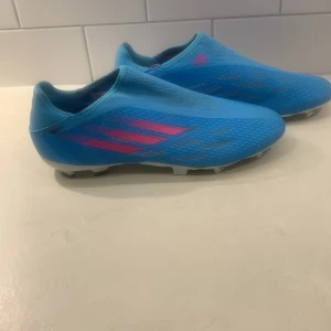 Adidas fotbollsskor  - Adidas fotbollsskor använda en gång . Som nya se bilder på modell