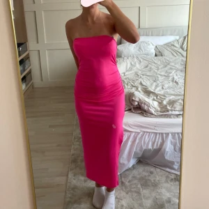 Neon-rosa klänning - Heejj! Jag säljer denna superfina neon rosa klänningen! Den har inga defekter och är aldrig använd💗Den har en liten slits på sidan av ena benet dessutom och en är superfin i ryggen💕