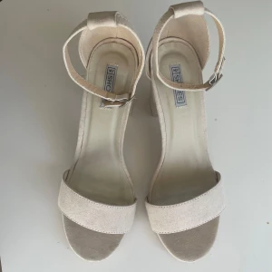 Klackskor  - Skor ifrån nelly. Fint skick, lite slitna på undersidan (se bild) men inget som syns när man har på sig dom :) använd 2-3 gånger. Storlek 38.