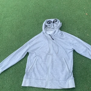 Cp company hoodie - Hoodien är i bra skick storlek m och färgen grå